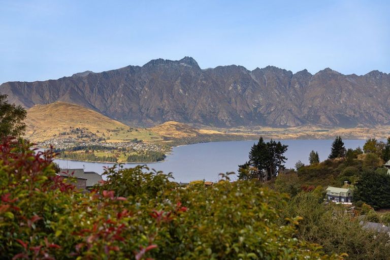 Photo of property in 2a Bird Place, Fernhill, Queenstown, 9300