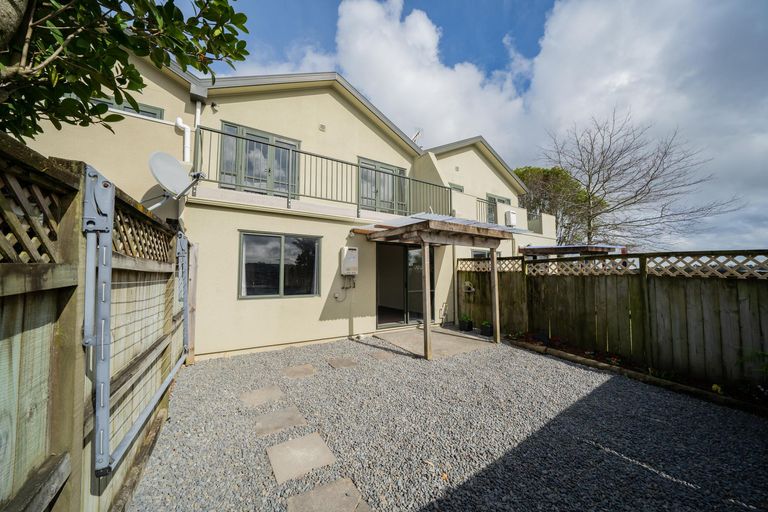 Photo of property in 2/3 Orwell Road, Greenhithe, Auckland, 0632
