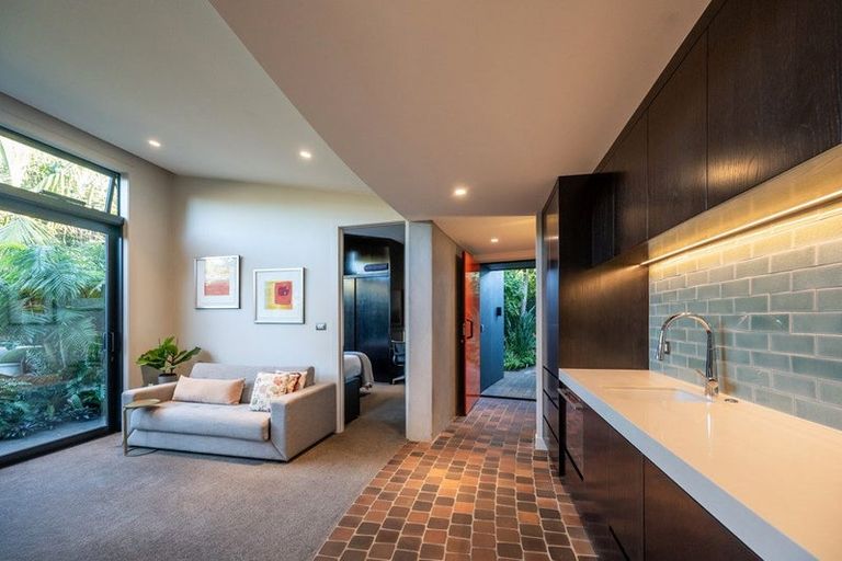 Photo of property in 1 Tiri Road, Takapuna, Auckland, 0620