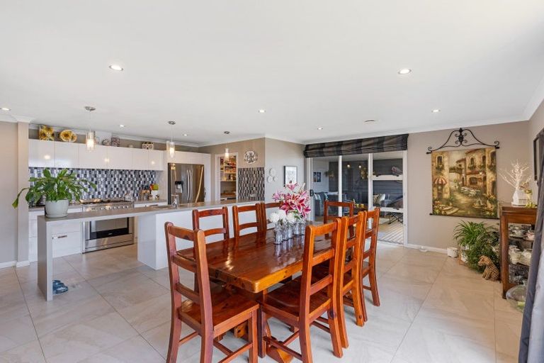 Photo of property in 11 Monaco Grove, Fitzherbert, Palmerston North, 4410