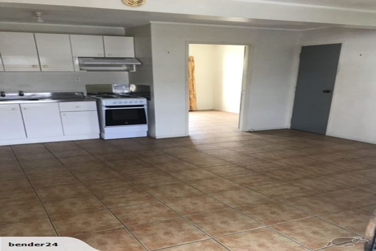 Photo of property in 1/46 John Dee Crescent, Red Beach, 0932