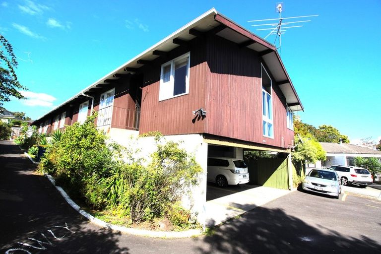 Photo of property in 1/6 Bond Crescent, Forrest Hill, Auckland, 0620