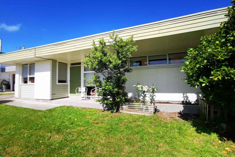 Photo of property in 17 Duchess Place, Maupuia, Wellington, 6022