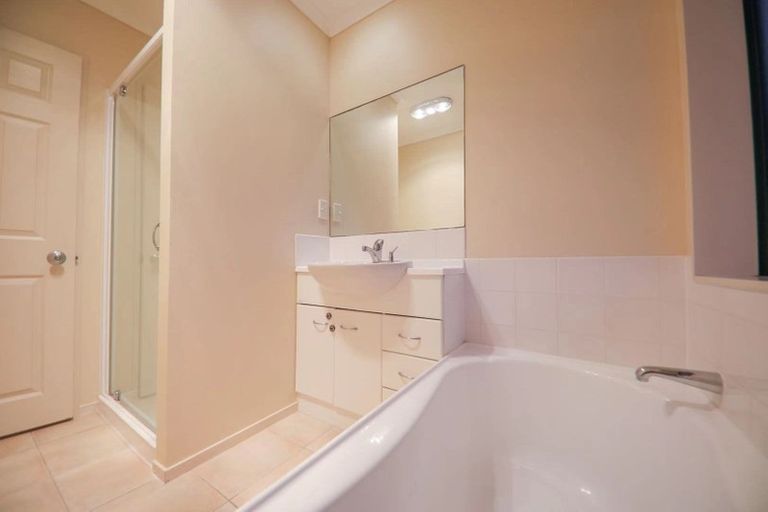 Photo of property in 9 Ballintra Close, Pinehill, Auckland, 0632