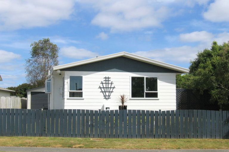 Photo of property in 15 Memphis Grove, Totara Park, Upper Hutt, 5018