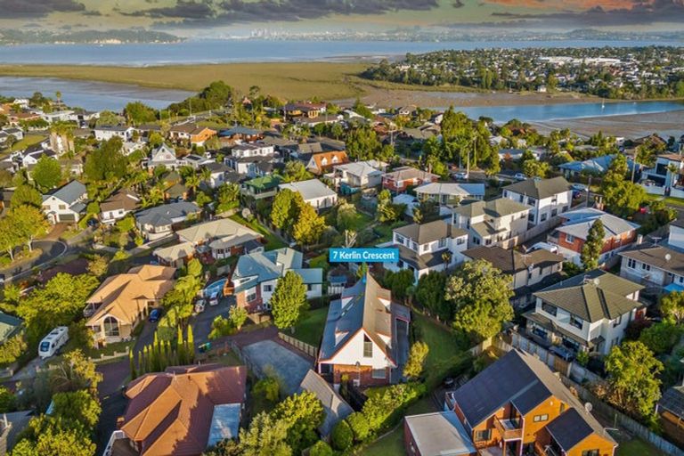 Photo of property in 7 Kerlin Crescent, West Harbour, Auckland, 0618