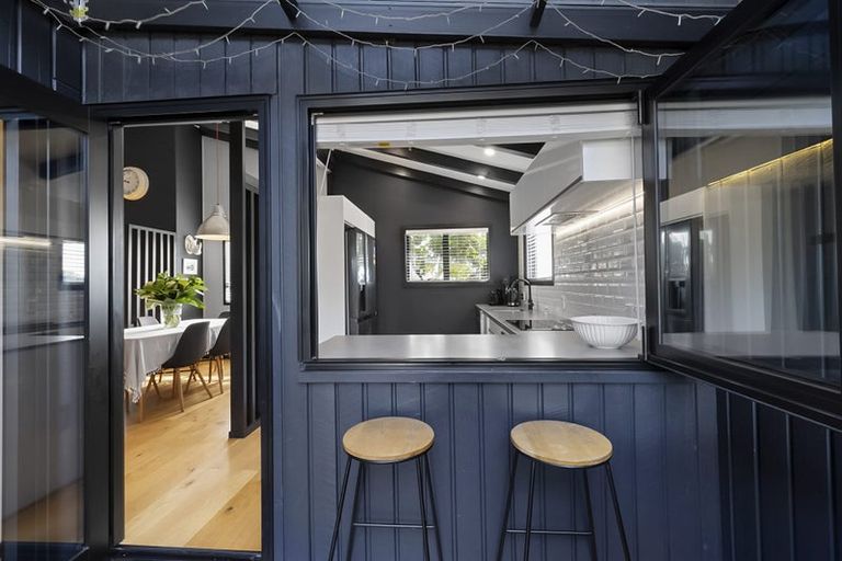 Photo of property in 18 Mayfair Place, Westown, New Plymouth, 4310