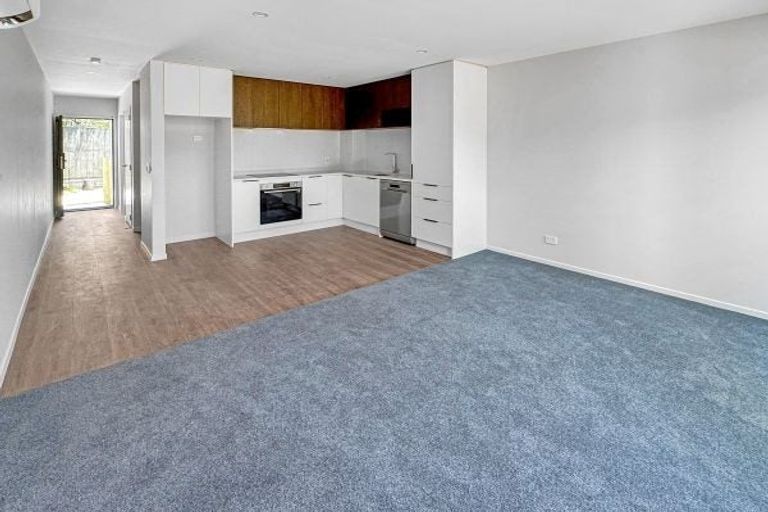 Photo of property in 2/79 Edmonton Road, Henderson, Auckland, 0612