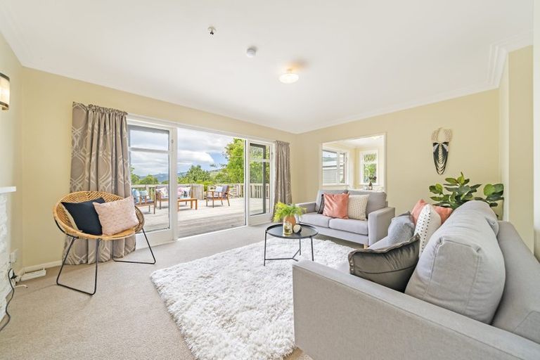 Photo of property in 10 Vista Crescent, Maoribank, Upper Hutt, 5018