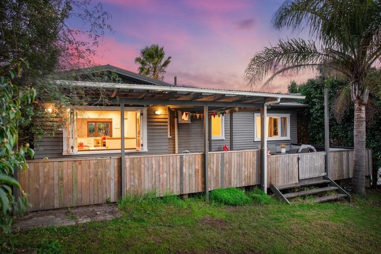 Photo of property in 43 Atkinson Road, Titirangi, Auckland, 0604