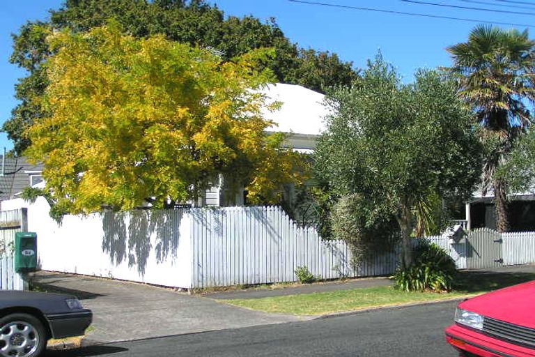 Photo of property in 2/6 Vincent Road, Northcote Point, Auckland, 0627