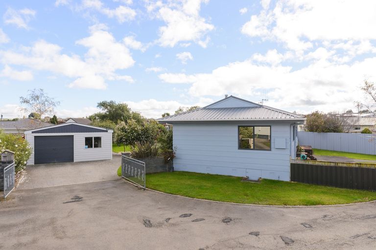 Photo of property in 28 Peppertree Glade, Kelvin Grove, Palmerston North, 4414