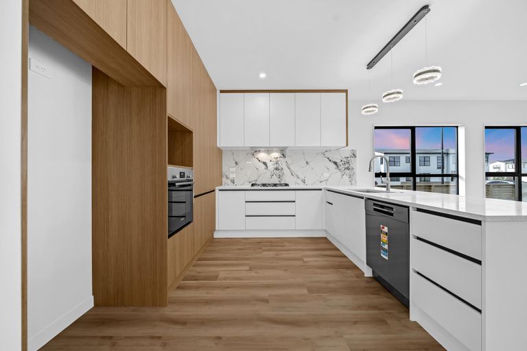 Photo of property in 28 Korowhiti Road, Clarks Beach, 2122