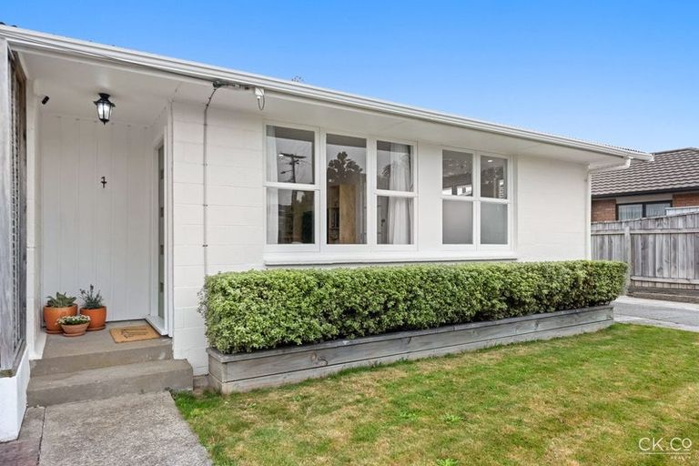 Photo of property in 1a Saulbrey Grove, Woburn, Lower Hutt, 5010