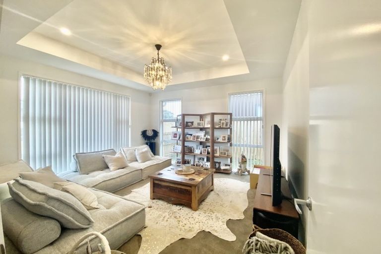 Photo of property in 71 Hayfield Way, Karaka, Papakura, 2113