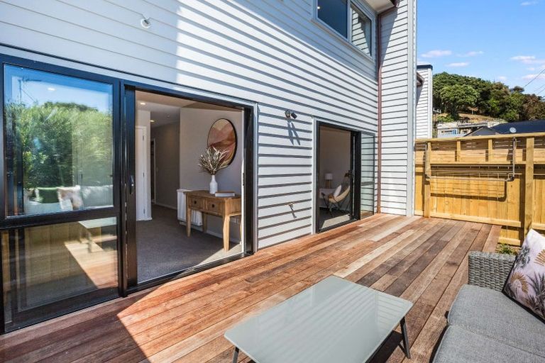 Photo of property in 2/7 Grays Road, Plimmerton, Porirua, 5026