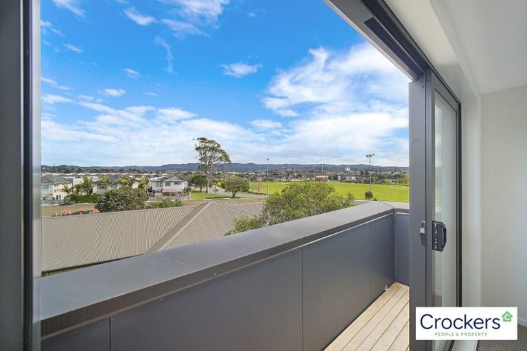 Photo of property in 2/2 Treasure Lane, Te Atatu South, Auckland, 0610