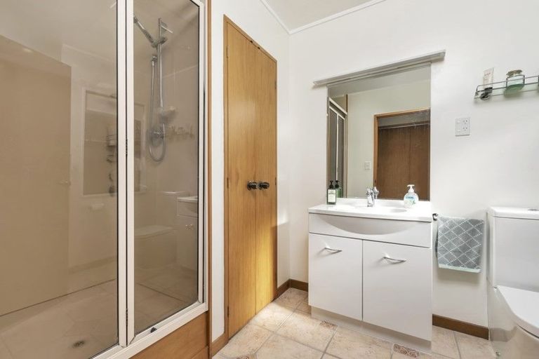 Photo of property in 1/70 Ocean View Road, Northcote, Auckland, 0627