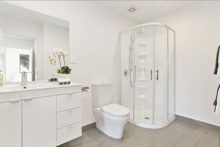 Photo of property in 2/15d Verran Road, Birkenhead, Auckland, 0626