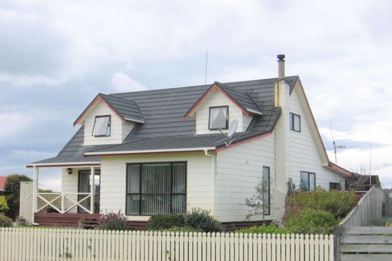 Photo of property in 38 Hennessy Street East, Foxton Beach, Foxton, 4815