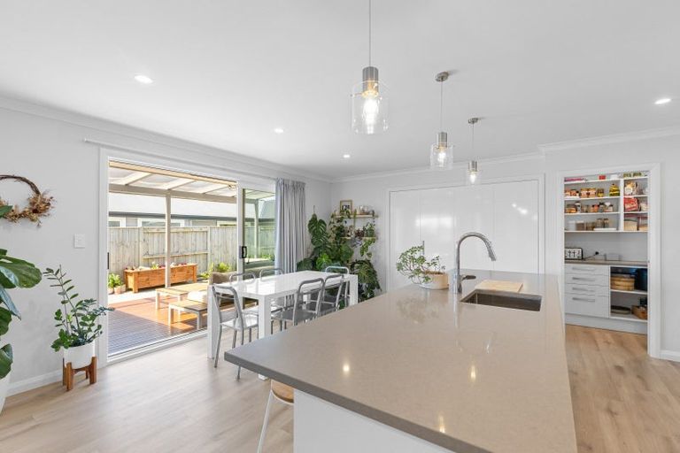 Photo of property in 6 Atlantic Drive, Fitzherbert, Palmerston North, 4410