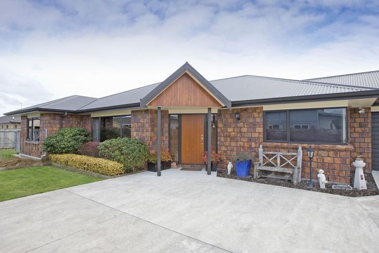 Photo of property in 3 Walnut Grove, Kelvin Grove, Palmerston North, 4414