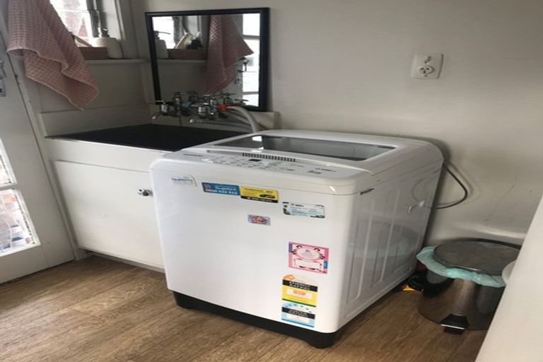 Photo of property in 1/50 Evelyn Place, Hillcrest, Auckland, 0627