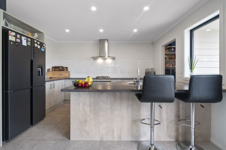 Photo of property in 21 Sardinia Grove, Fitzherbert, Palmerston North, 4410