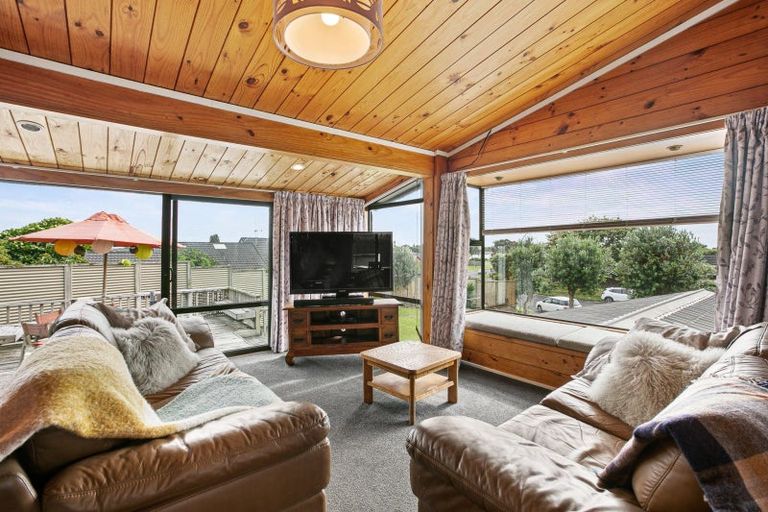 Photo of property in 10 Kaitake Place, Oakura, 4314