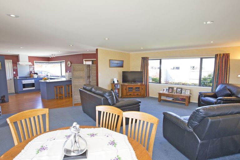 Photo of property in 3 Walnut Grove, Kelvin Grove, Palmerston North, 4414