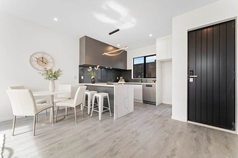 Photo of property in 5/122 Archibald Road, Kelston, Auckland, 0602