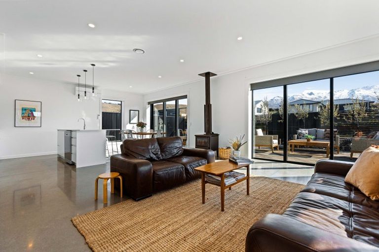 Photo of property in 38 Stratford Drive, Mount Pisa, Cromwell, 9383