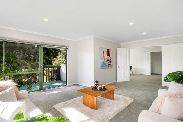 Photo of property in 1/4 De Havilland Drive, Goodwood Heights, Auckland, 2105