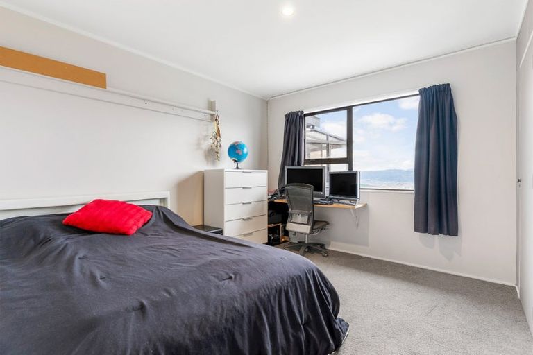 Photo of property in 11 Sunhaven Drive, Newlands, Wellington, 6037