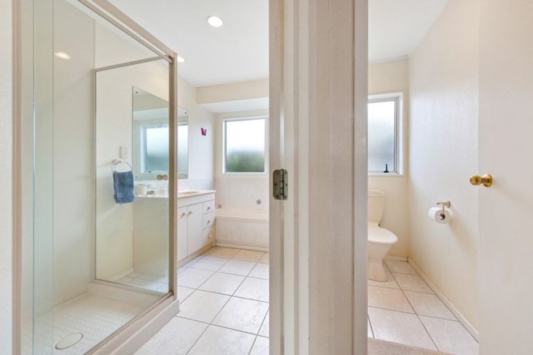 Photo of property in 114 Golfland Drive, Golflands, Auckland, 2013