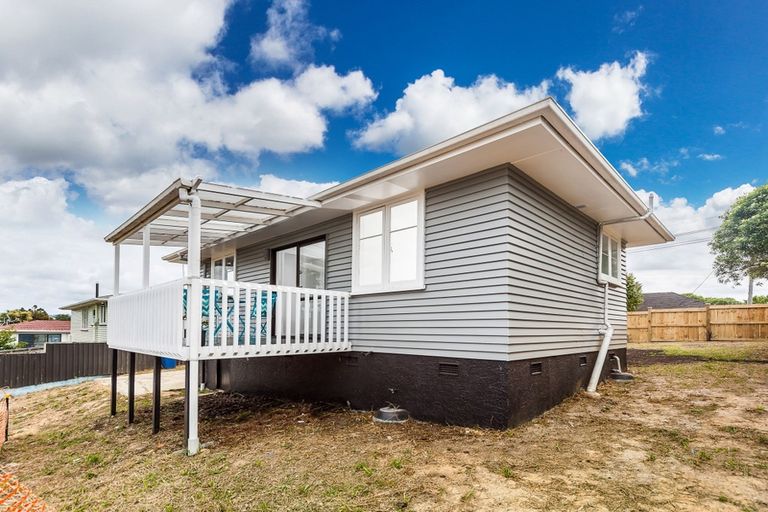 Photo of property in 22 Sylvan Crescent, Te Atatu South, Auckland, 0610