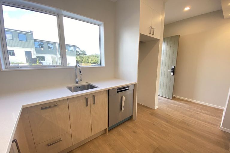 Photo of property in 39 Kaimai Avenue, Massey, Auckland, 0614