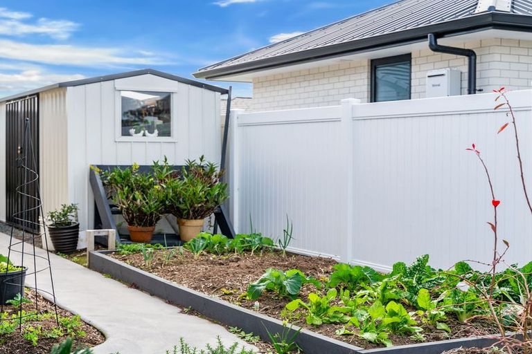 Photo of property in 98 Kaurinui Crescent, One Tree Point, 0118