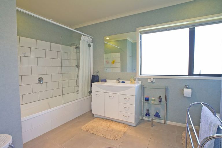 Photo of property in 3 Walnut Grove, Kelvin Grove, Palmerston North, 4414