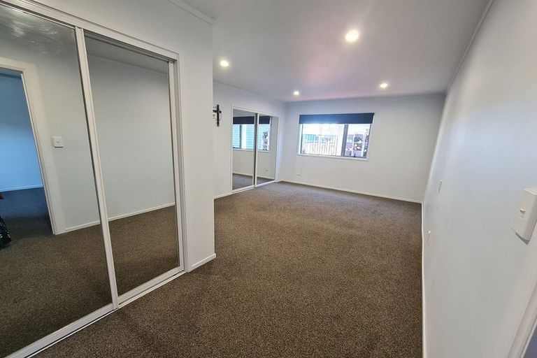 Photo of property in 5 Foyle Place, Glendene, Auckland, 0602