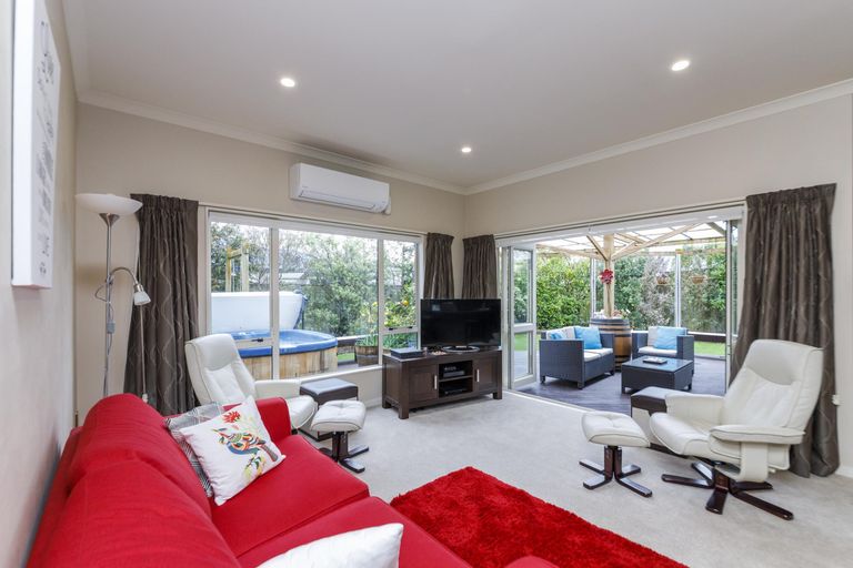 Photo of property in 15 Sycamore Crescent, Fitzherbert, Palmerston North, 4410