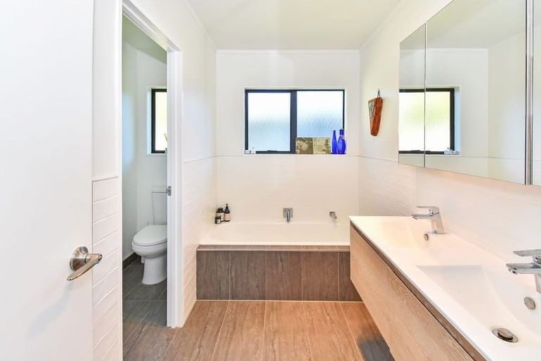 Photo of property in 20 Seaway Road, Clarks Beach, 2122