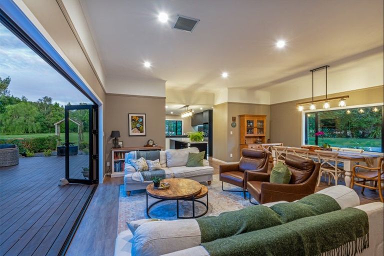 Photo of property in 52 Turitea Road, Fitzherbert, Palmerston North, 4472