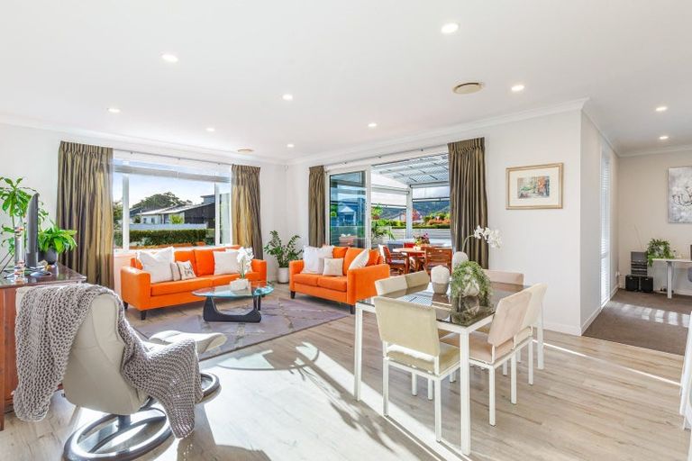 Photo of property in 26 Korako Drive, Kumeu, 0810