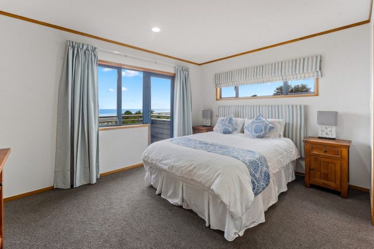 Photo of property in 84 Domain Crescent, Muriwai, Waimauku, 0881