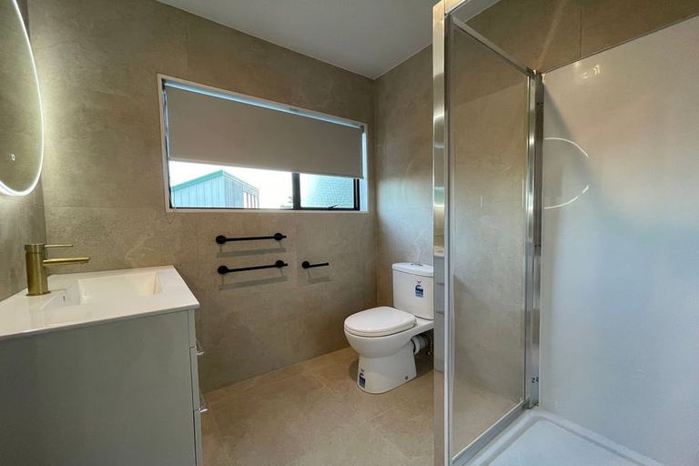 Photo of property in 1/16 Glen Vista Place, Bayview, Auckland, 0629