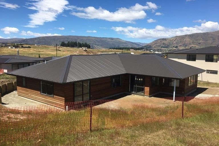Photo of property in 15 Kirimoko Crescent, Wanaka, 9305