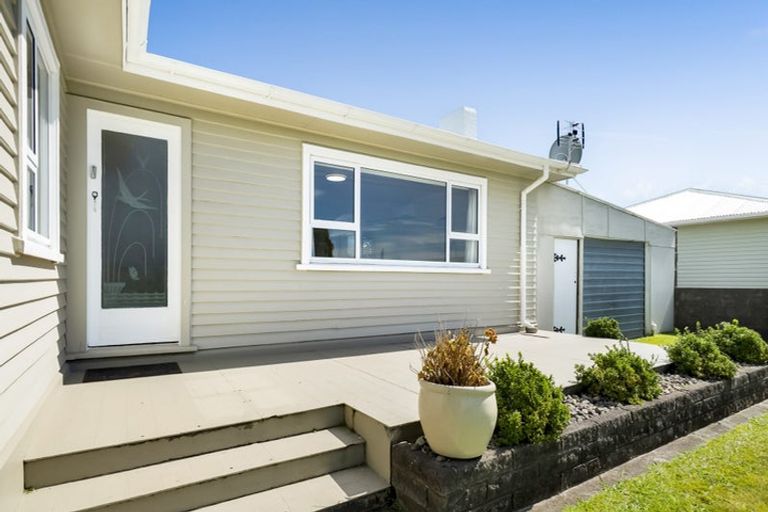 Photo of property in 382 South Road, Omata, New Plymouth, 4374