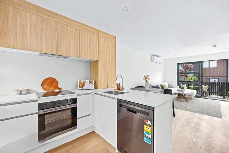 Photo of property in 3/476 West Coast Road, Glen Eden, Auckland, 0602