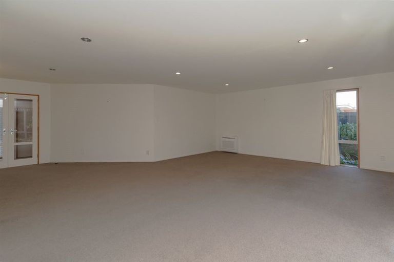 Photo of property in 16 Huntingdon Place, Avonhead, Christchurch, 8042